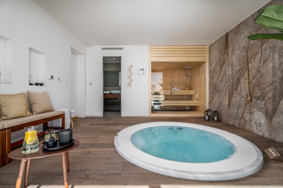 The Spa with floor heating offers a Finnish sauna, a Jacuzzi .