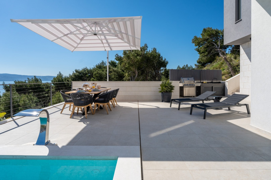 Sun deck area with 6 sun deck chairs.