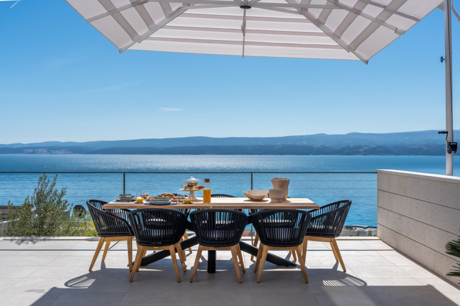 Dining area, with magnificent views of the sea.