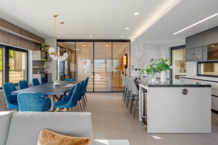 Modern furnished living area with exit to the barbecue area