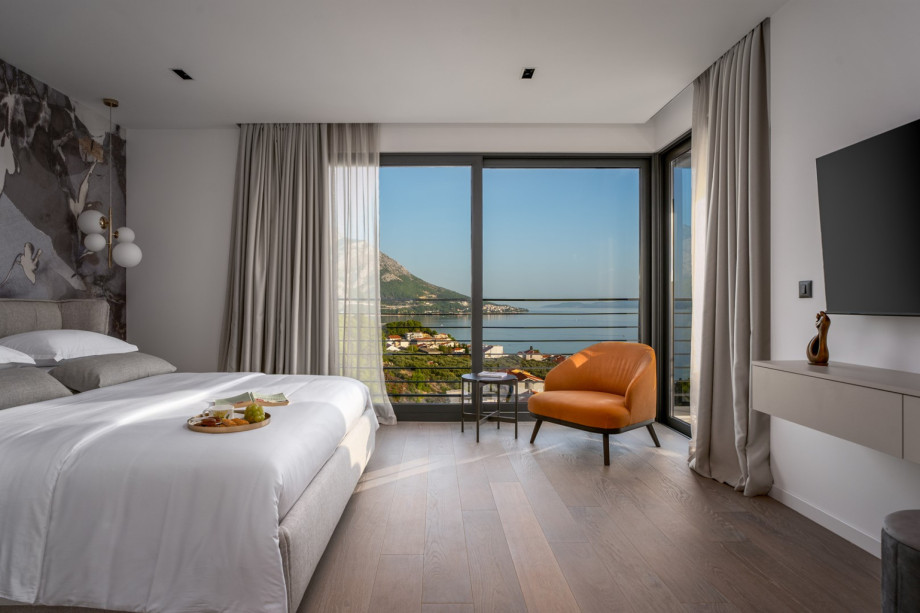 Bedroom No1 (21,4sqm) with a king-size bed 180cm x 200cm