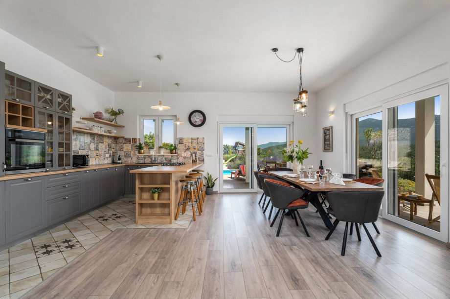 Fully equipped kitchen with a kitchen island and dining area