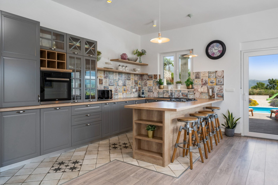 A fully equipped kitchen with kitchen island and dining area