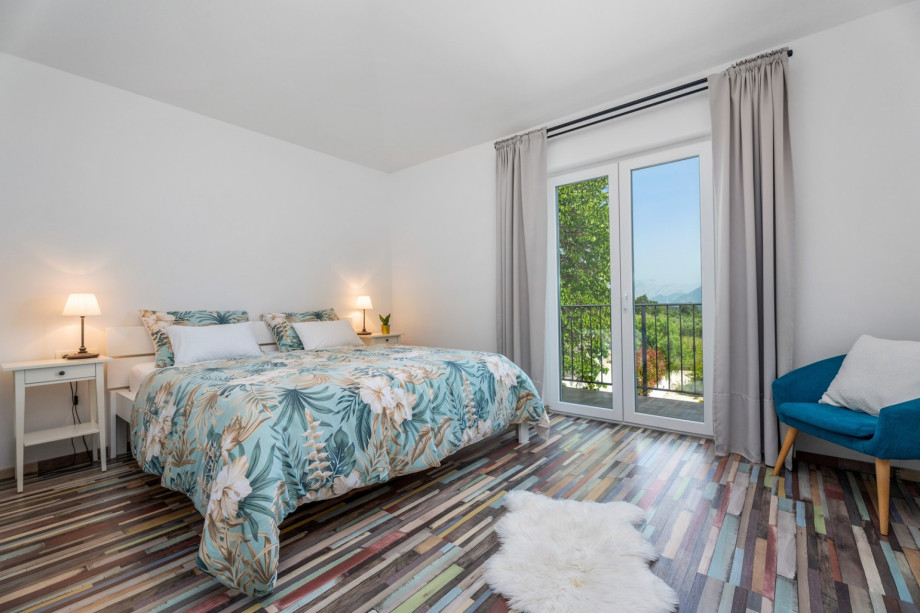 Bedroom No2 with king king-size bed, ensuite bathroom, balcony, an A/C