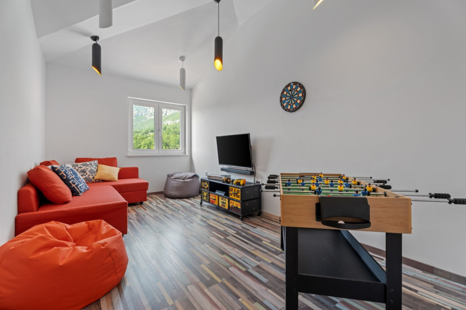 Game room with PS4, sofa (can open in bed), TV and A/C.