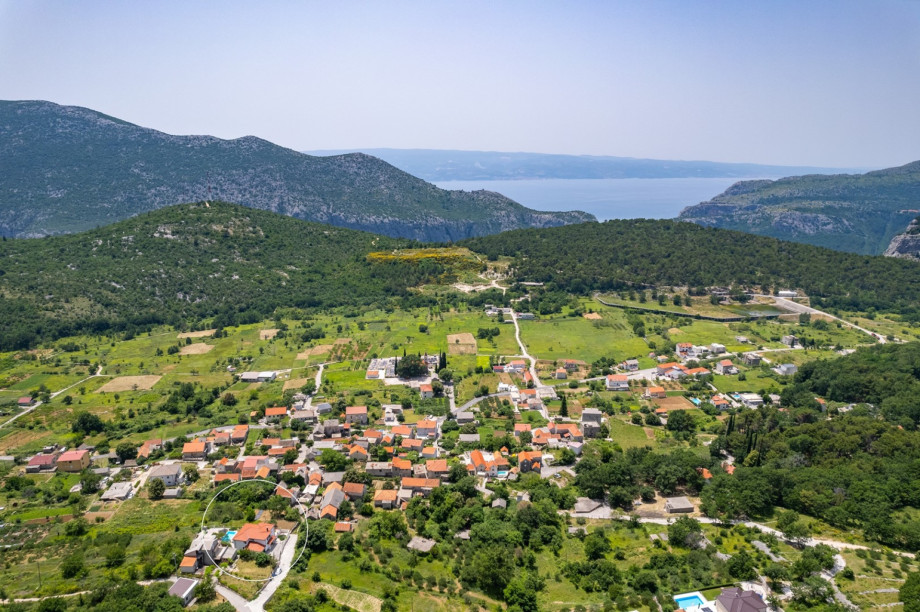 Marked position of the Villa Belina in small place Gata