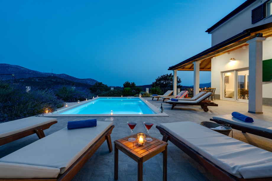 The whole property is fully fenced, and there are 3 parking places on the private plot (1 garage place), fenced.