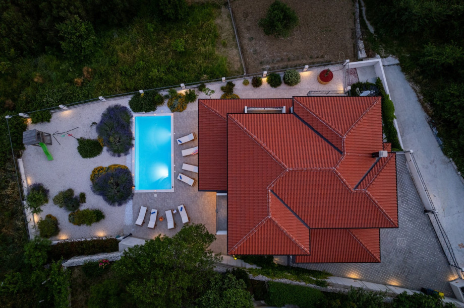 Quiet environment, only 10 min drive from the beach