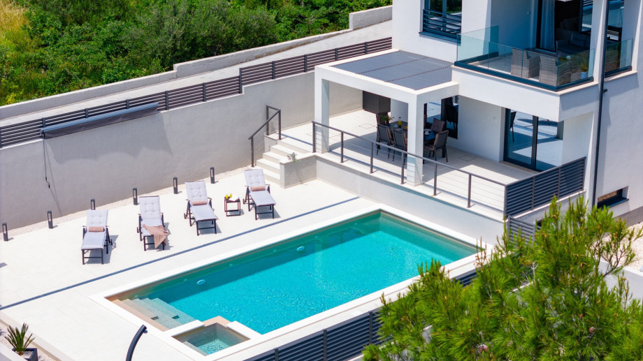 The outdoors features a 4,3 x 7,9 m (34 sq ft) heated private swimming pool