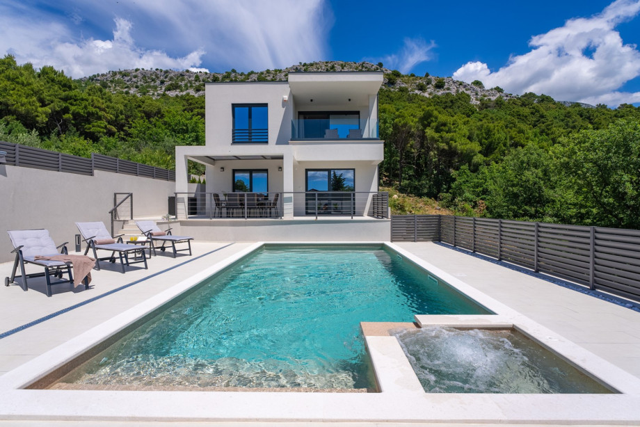 The air here is a unique combination of sea, river, and mountain air.