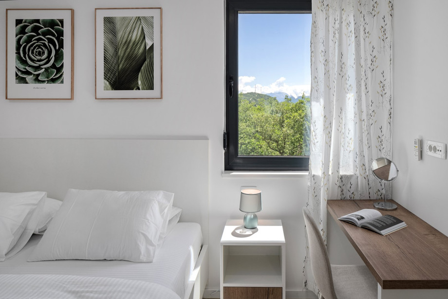 Bedroom NO2 with a en suite bathroom and mountain view