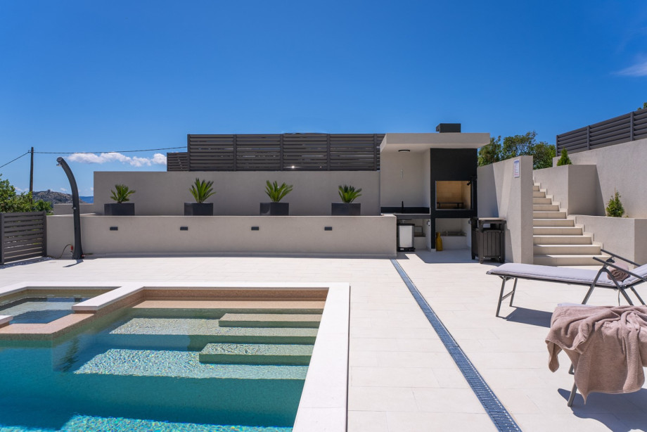 The heated pool, size 4.3 x 7.9 m with hydro massage