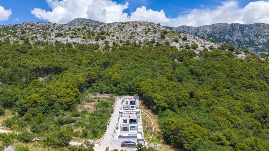 You won't be short of ideas for truly spectacular days in Villa Hillside Paradise