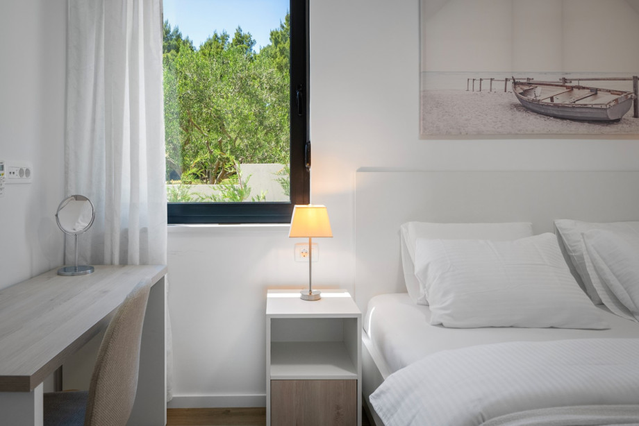 Bedroom NO1 with a shower, TV, air conditioning, and a king-size bed measuring 180 by 200 cm