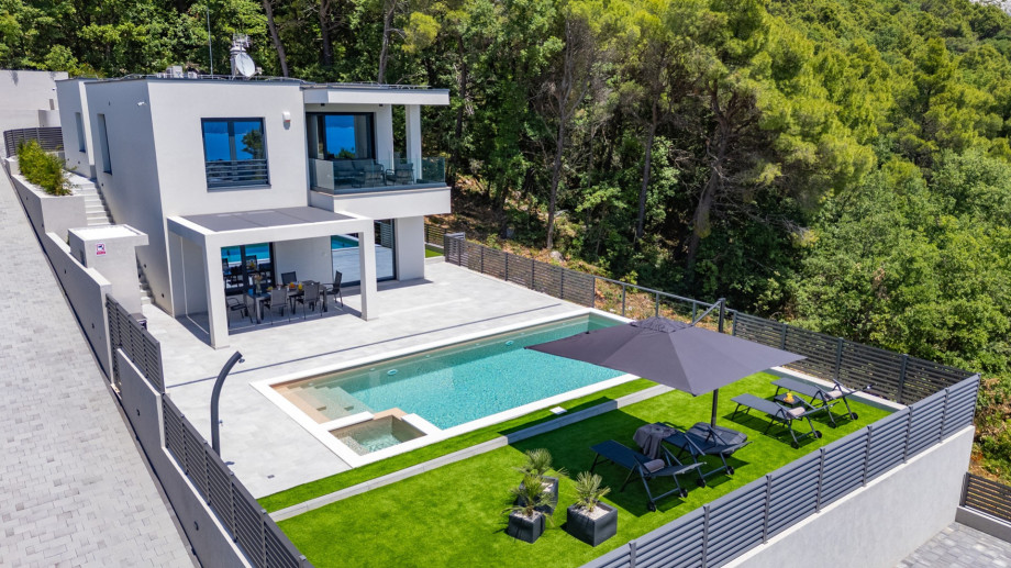 7 km from the beach, 3 en suite bedrooms, a professional gym, and a media room equipped with a PS5.