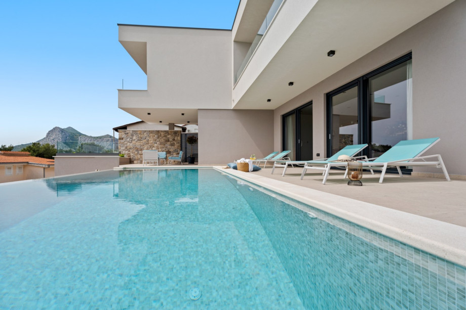 Enjoy the summer sun in this magnificent environment and view.