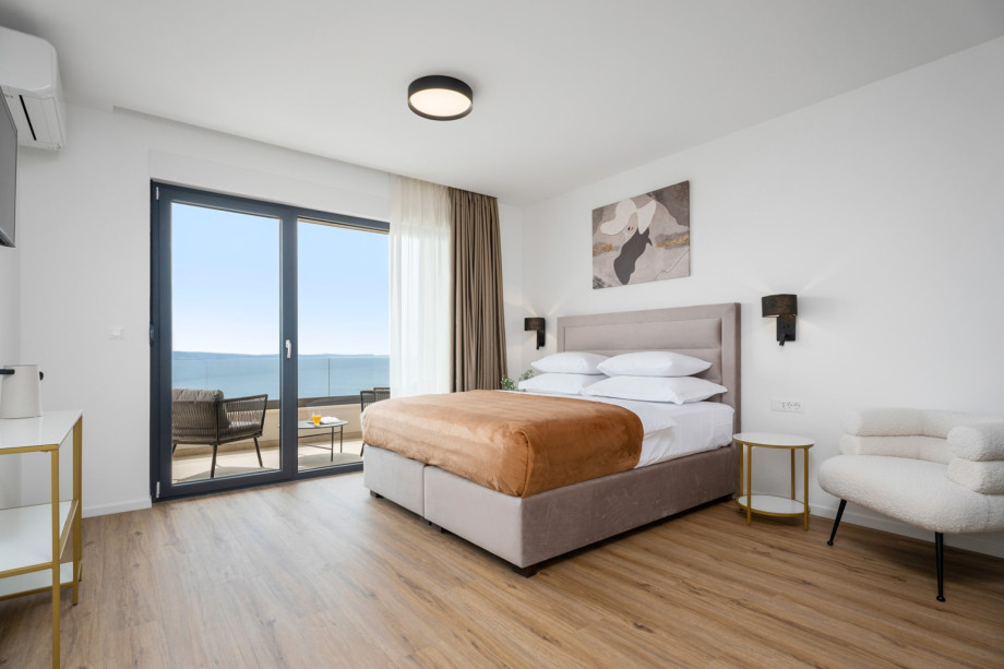 Bedroom NO1 (20sqm) with a king size bed 180cm x 200cm