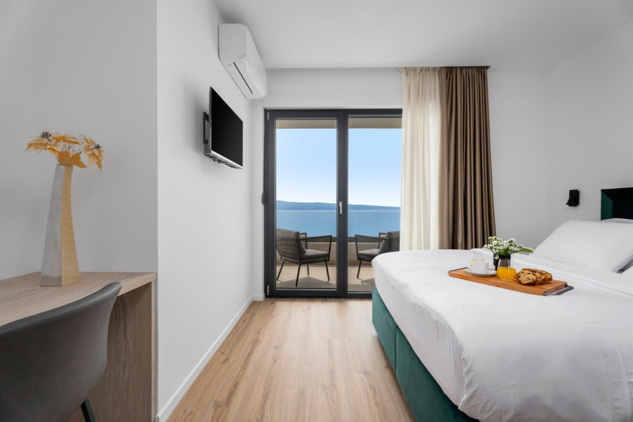 Bedroom NO2 (14sqm) with a queen-size bed 160cm x 200cm