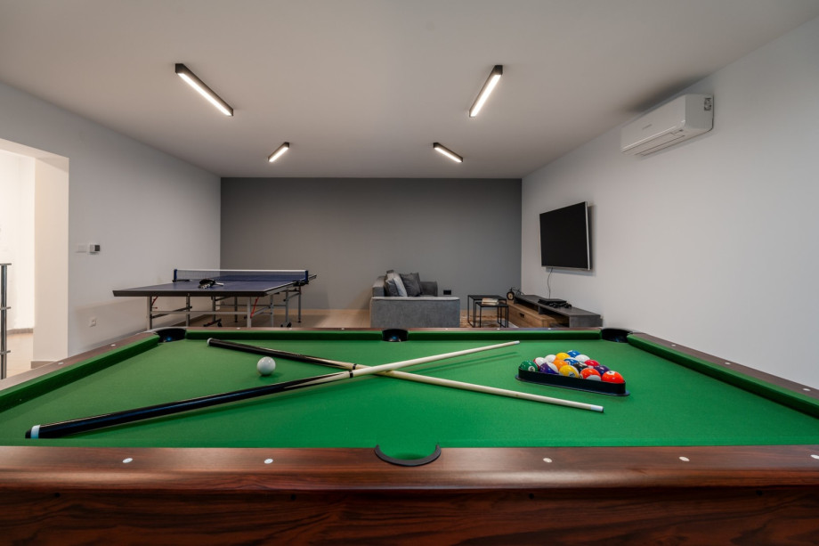 The lower ground floor - parking/garage level offers an airconditioned and spacious, 50sqm play zone with a Billiard, Table tennis