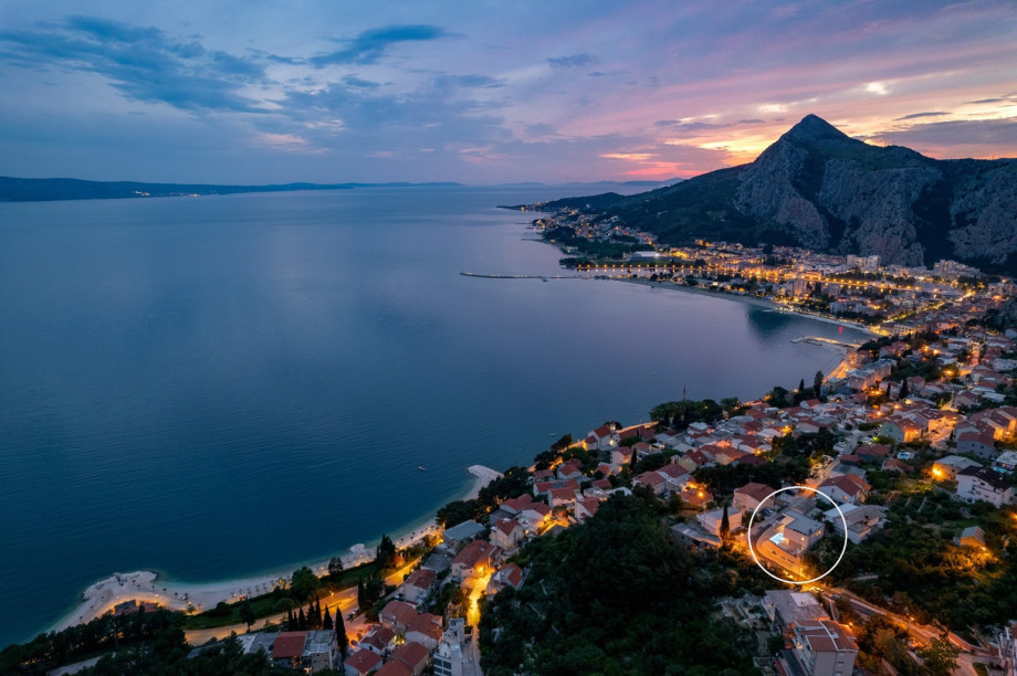 You are within walking distance of a sandy and pebble beach (1-1.5km), restaurants (800m), shops (800m), and a mini market (200m).