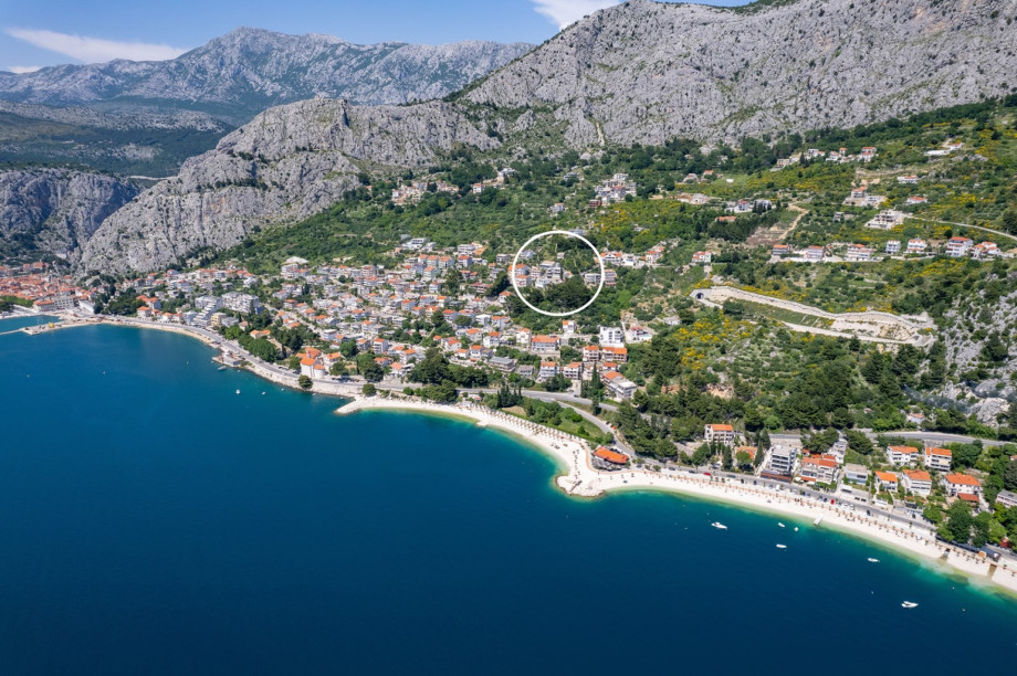 Marked position of the Villa Una in place Borak, into town Omiš.