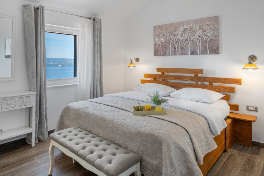 Bedroom NO4 (13sqm) with a king size bed 180cm x 200cm, en-suite bathroom with a shower, air condition, a makeup table and sea views