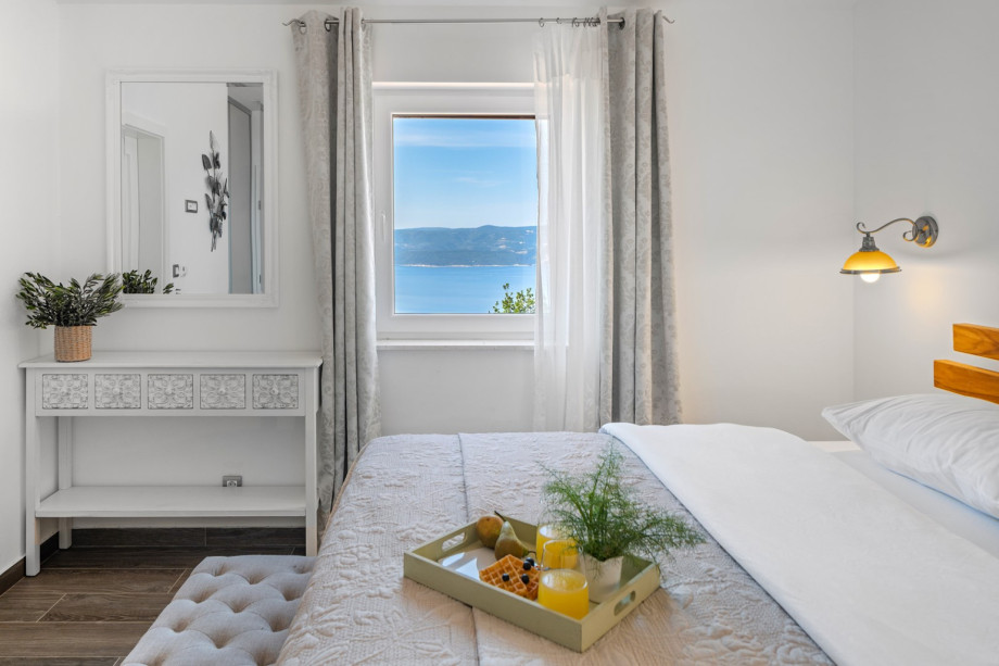 Bedroom NO4 (13sqm) with a king size bed 180cm x 200cm, en-suite bathroom with a shower, air condition, a makeup table and sea views