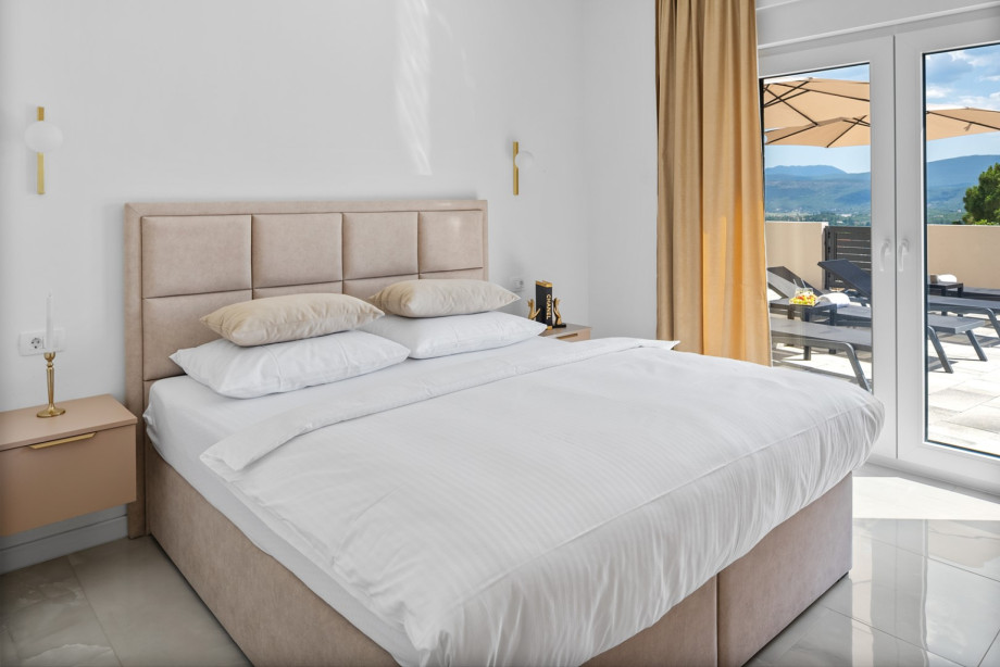 - Bedroom No. 1 Equipped with a king-size bed (180cm x 200cm)