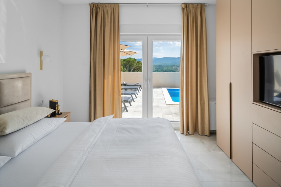 Bedroom No. 1 Is fully air-conditioned, equipped with a TV and an en-suite bathroom with a shower.