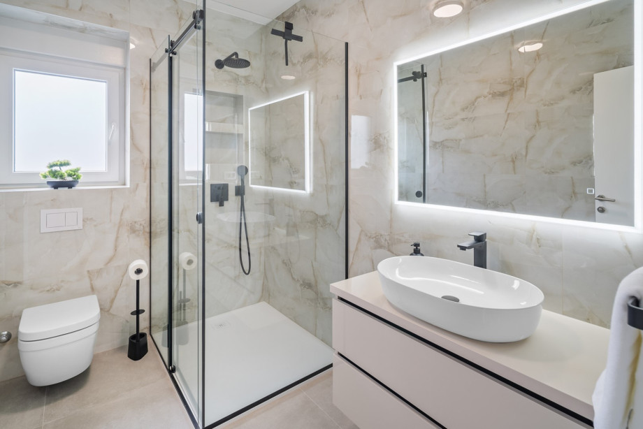 En-suite bathroom with a shower