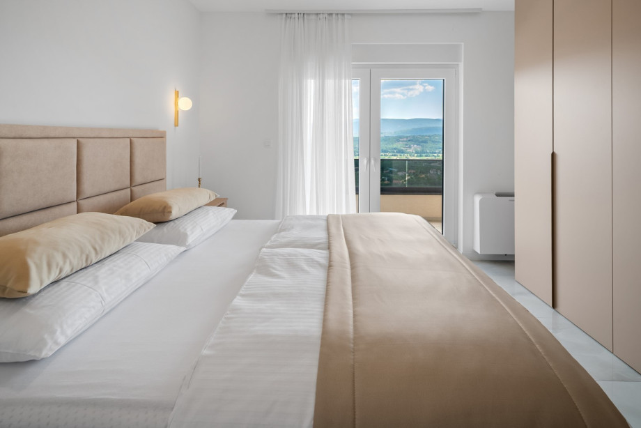 Bedroom No. 3 Equipped with a king-size bed (180cm x 200cm)