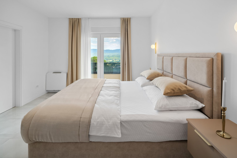 Bedroom No. 4 Equipped with a king-size bed (180cm x 200cm)