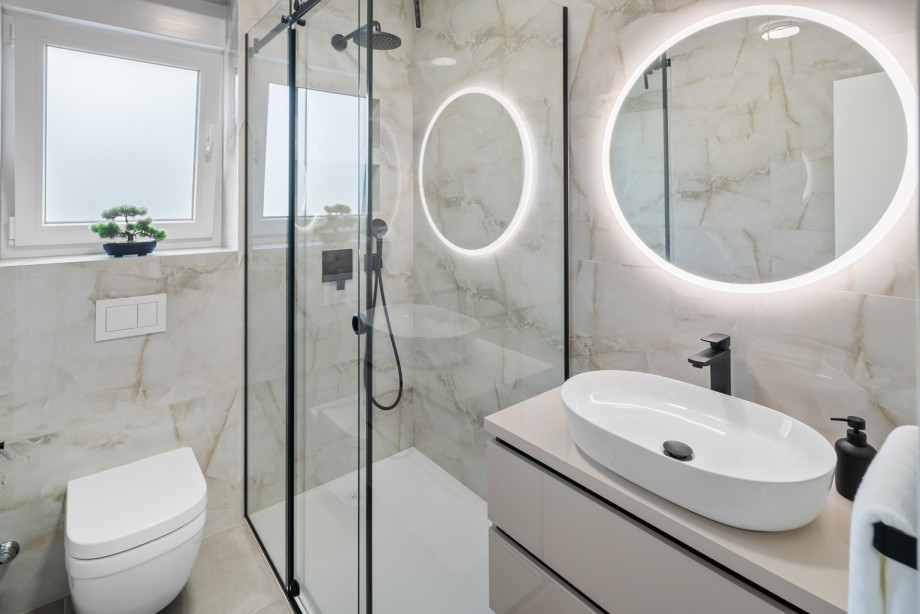 En-suite bathroom with a shower