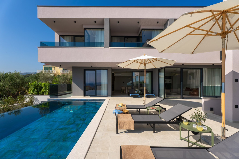 Set on a private 1,000 m2 plot, this 346 m2 fully air-conditioned villa comfortably accommodates 8 guests