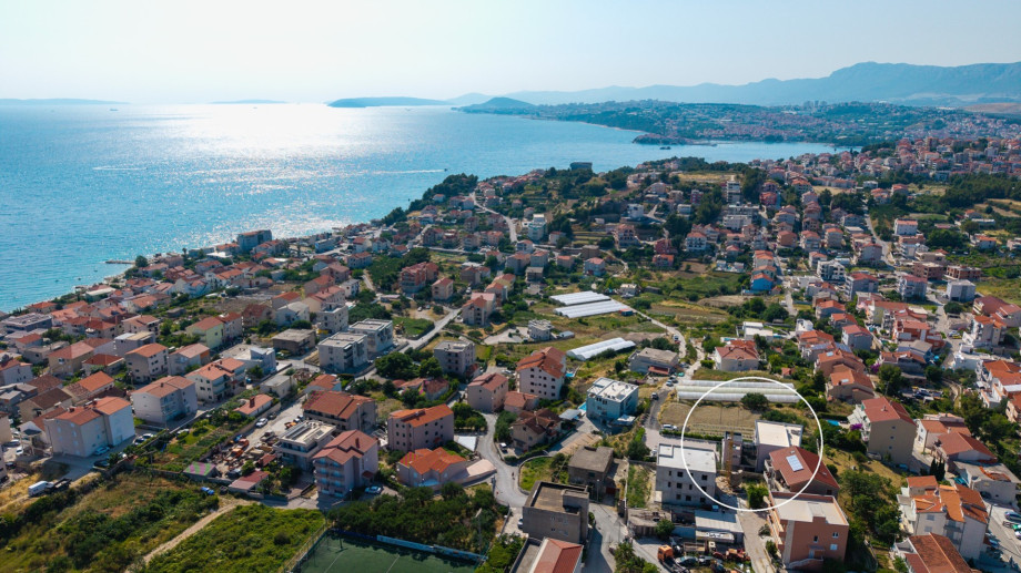 Ideal Location: Beach: 800 m (Grljevac Beach) and Shops & Restaurants: 400–800 m