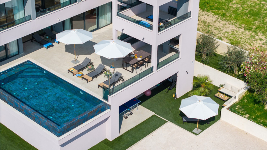 Fluid with plenty of seating space and opportunities for relaxation