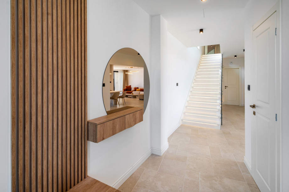 This is a modern place to stay in with a quiet environment but still close to all