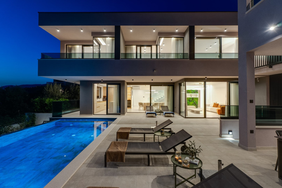 8 sun loungers with umbrellas on a sea-facing sun deck