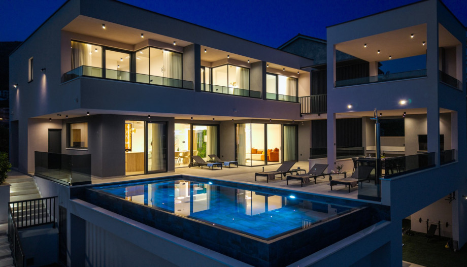 The peaceful setting creates a perfect harmony between indoor and outdoor spaces, making it ideal for memorable gatherings with family and friends