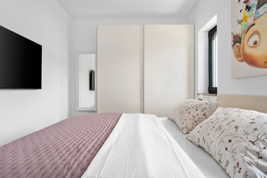 Bedroom 3 is perfect for youngsters, featuring a cosy queen-size bed (160 cm x 200 cm) and lovely views of the neighbourhood.