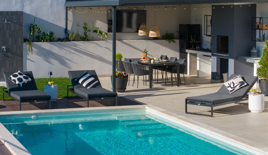 View of the 32 sqm pool with hydro-massage jets, near the covered summer kitchen and barbecue.