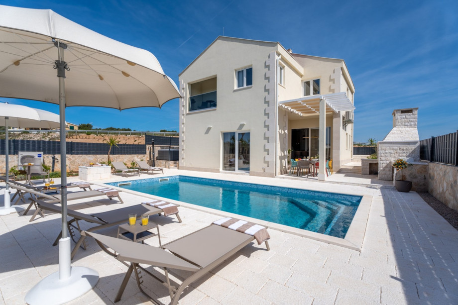 Villa Ora with Heated pool, Whirlpool, 4 bedrooms