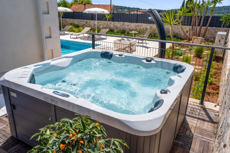 The outdoor area offers a jacuzzi for 5 people