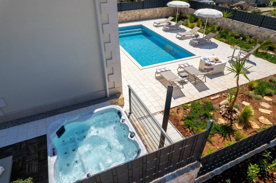 The OUTDOOR offers a private and heated swimming pool 9m x 4m, a sunbed with 8 sunbeds