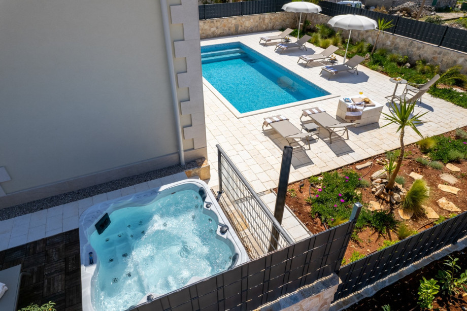 The OUTDOOR offers a private and heated swimming pool 9m x 4m, a sunbed with 8 sunbeds