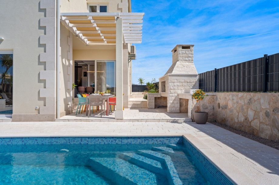 200 m2 of usable space spread over two floors and can comfortably accommodate 8 people.