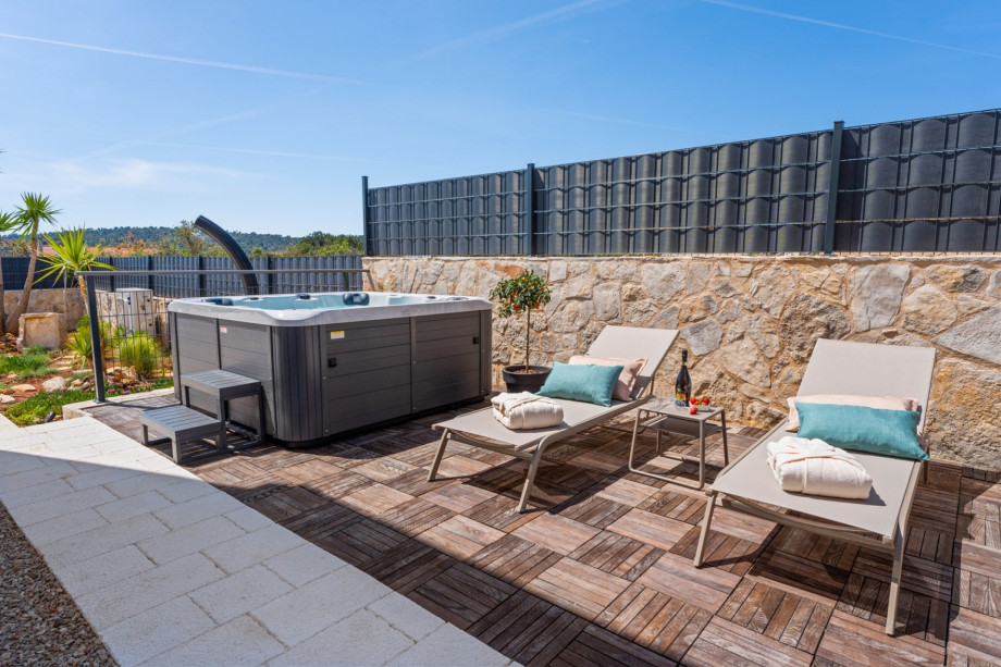 A jacuzzi that will make your stay in Villa Ora unforgettable