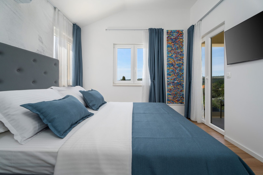 Bedroom NO2 (15sqm) with a queen size bed 160cm x 200cm