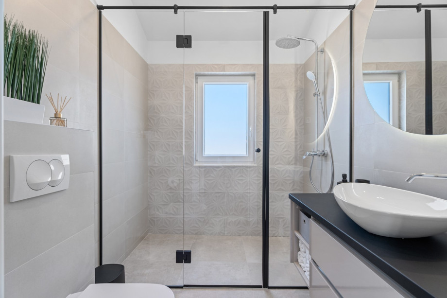 En-suite bathroom with a shower