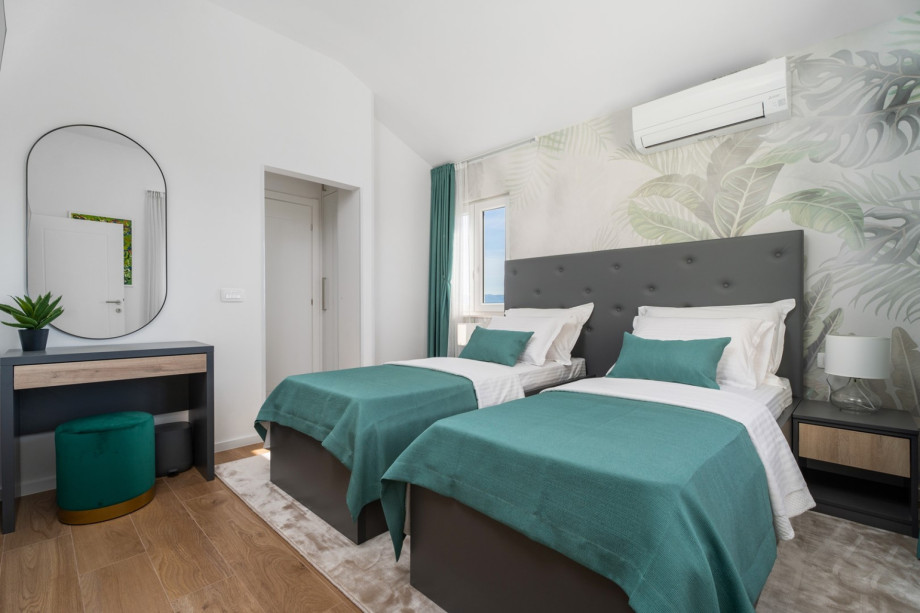 Bedroom NO3 (15sqm) with two single beds 90cm x 200cm